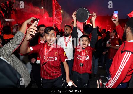 Les fans de Liverpool célèbrent à l'extérieur d'Anfield. Banque D'Images