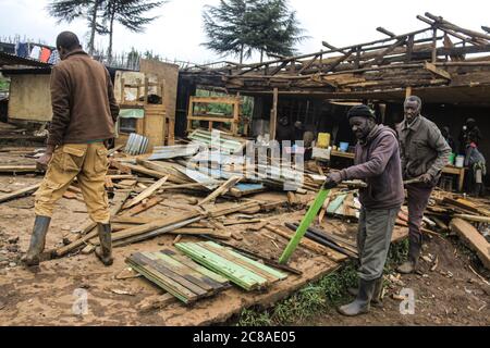 Nakuru, Kenya. 18 juillet 2020. Les hommes sauvent ce qu'ils peuvent après la démolition de leurs magasins.le gouvernement du Kenya expulse avec force les gens qui se seraient installés sur des terres forestières gazées pour ouvrir la voie au reboisement. Des plaintes généralisées ont été déposées sur la façon dont le gouvernement traite la question. Les organisations de droits de l'homme ont dénoncé la force brute exercée sur les personnes qui résidaient prétendument sur les terres forestières, essentiellement des pauvres, terrant l'exercice injuste et illégal. Crédit : James Wakibia/SOPA Images/ZUMA Wire/Alay Live News Banque D'Images