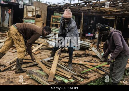 Nakuru, Kenya. 18 juillet 2020. Les hommes sauvent ce qu'ils peuvent après la démolition de leurs magasins.le gouvernement du Kenya expulse avec force les gens qui se seraient installés sur des terres forestières gazées pour ouvrir la voie au reboisement. Des plaintes généralisées ont été déposées sur la façon dont le gouvernement traite la question. Les organisations de droits de l'homme ont dénoncé la force brute exercée sur les personnes qui résidaient prétendument sur les terres forestières, essentiellement des pauvres, terrant l'exercice injuste et illégal. Crédit : James Wakibia/SOPA Images/ZUMA Wire/Alay Live News Banque D'Images