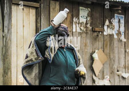 Nakuru, Kenya. 18 juillet 2020. Une femme est vue enveloppée dans un châle avec une bouteille de lait.le gouvernement du Kenya expulse avec force les gens qui se seraient installés sur des terres forestières gazoussées pour ouvrir la voie au reboisement. Des plaintes généralisées ont été déposées sur la façon dont le gouvernement traite la question. Les organisations de droits de l'homme ont dénoncé la force brute exercée sur les personnes qui résidaient prétendument sur les terres forestières, essentiellement des pauvres, terrant l'exercice injuste et illégal. Crédit : James Wakibia/SOPA Images/ZUMA Wire/Alay Live News Banque D'Images