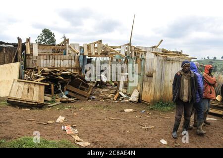 Nakuru, Kenya. 18 juillet 2020. Des hommes se tiennent à côté de structures démolies durant les expulsions.le gouvernement du Kenya expulse avec force les personnes qui se seraient installées sur des terres forestières gazées pour ouvrir la voie au reboisement. Des plaintes généralisées ont été déposées sur la façon dont le gouvernement traite la question. Les organisations de droits de l'homme ont dénoncé la force brute exercée sur les personnes qui résidaient prétendument sur les terres forestières, essentiellement des pauvres, terrant l'exercice injuste et illégal. Crédit : James Wakibia/SOPA Images/ZUMA Wire/Alay Live News Banque D'Images