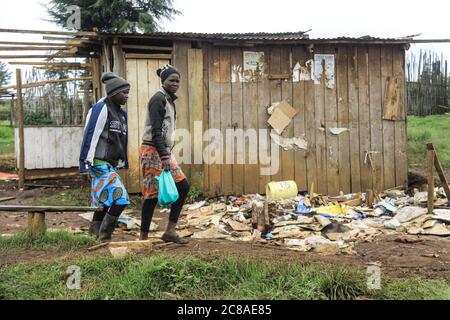 Nakuru, Kenya. 18 juillet 2020. De jeunes filles marchent devant un bâtiment partiellement démoli.le gouvernement du Kenya expulse avec force les gens qui se seraient installés sur des terres forestières gazoussées pour ouvrir la voie au reboisement. Des plaintes généralisées ont été déposées sur la façon dont le gouvernement traite la question. Les organisations de droits de l'homme ont dénoncé la force brute exercée sur les personnes qui résidaient prétendument sur les terres forestières, essentiellement des pauvres, terrant l'exercice injuste et illégal. Crédit : James Wakibia/SOPA Images/ZUMA Wire/Alay Live News Banque D'Images