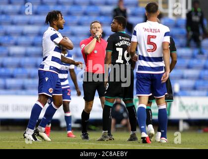 Liam Moore (à gauche) et Rhian Brewster de Swansea City se battent lors du championnat Sky Bet au Madejski Stadium, Reading. Banque D'Images