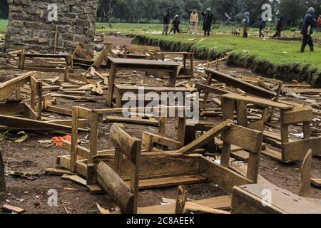 Nakuru, Kenya. 18 juillet 2020. Vue des bureaux scolaires brisés pendant les expulsions.le gouvernement du Kenya expulse avec force les gens qui se seraient installés sur des terres forestières gazées pour ouvrir la voie au reboisement. Des plaintes généralisées ont été déposées sur la façon dont le gouvernement traite la question. Les organisations de droits de l'homme ont dénoncé la force brute exercée sur les personnes qui résidaient prétendument sur les terres forestières, essentiellement des pauvres, terrant l'exercice injuste et illégal. Crédit : James Wakibia/SOPA Images/ZUMA Wire/Alay Live News Banque D'Images