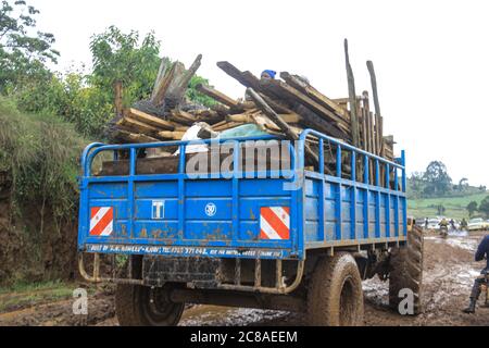 Nakuru, Kenya. 18 juillet 2020. Un tracteur ferryère des personnes et des matériaux récupérés des expulsions forcées.le gouvernement du Kenya expulse avec force les personnes qui se seraient installées sur des terres forestières gazoussées pour ouvrir la voie au reboisement. Des plaintes généralisées ont été déposées sur la façon dont le gouvernement traite la question. Les organisations de droits de l'homme ont dénoncé la force brute exercée sur les personnes qui résidaient prétendument sur les terres forestières, essentiellement des pauvres, terrant l'exercice injuste et illégal. Crédit : James Wakibia/SOPA Images/ZUMA Wire/Alay Live News Banque D'Images