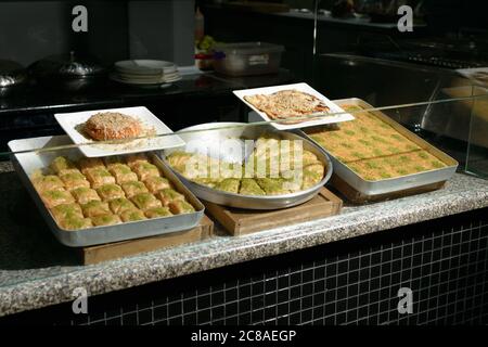 Des sucreries turques baklava sur la fenêtre du restaurant Banque D'Images