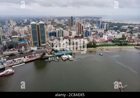 Dar es Salaam, Tanzanie - 10 février 2020 : vue aérienne sur le port de plaisance de la ville de Dar es Salaam en Tanzanie par temps nuageux Banque D'Images