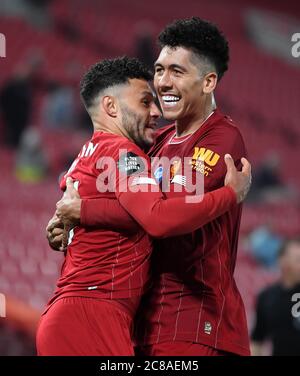 Alex Oxlade-Chamberlain de Liverpool (à gauche) célèbre le cinquième but de son équipe avec Roberto Firmino lors du match de la Premier League à Anfield, Liverpool. Banque D'Images