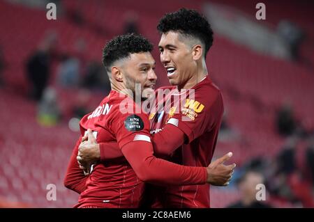 Alex Oxlade-Chamberlain de Liverpool (à gauche) célèbre le cinquième but de son équipe avec Roberto Firmino lors du match de la Premier League à Anfield, Liverpool. Banque D'Images