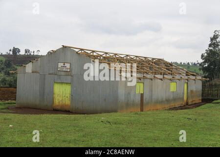 Nakuru, Kenya. 18 juillet 2020. Vue sur un bâtiment d'église sans toit. Le gouvernement du Kenya expulse avec force les personnes qui se seraient installées sur des terres forestières gazées pour préparer la voie au reboisement. Des plaintes généralisées ont été déposées sur la façon dont le gouvernement traite la question. Les organisations de droits de l'homme ont dénoncé la force brute exercée sur les personnes qui résidaient prétendument sur les terres forestières, essentiellement des pauvres, terrant l'exercice injuste et illégal. Crédit : James Wakibia/SOPA Images/ZUMA Wire/Alay Live News Banque D'Images