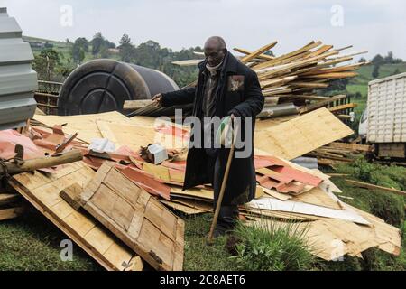 Nakuru, Kenya. 18 juillet 2020. Un homme qui a perdu des biens est vu à côté de ce qu'il a sauvé après que son magasin a été démoli.le gouvernement du Kenya expulse avec force des gens qui se seraient installés sur des terres forestières gazoussées pour ouvrir la voie au reboisement. Des plaintes généralisées ont été déposées sur la façon dont le gouvernement traite la question. Les organisations de droits de l'homme ont dénoncé la force brute exercée sur les personnes qui résidaient prétendument sur les terres forestières, essentiellement des pauvres, terrant l'exercice injuste et illégal. Crédit : James Wakibia/SOPA Images/ZUMA Wire/Alay Live News Banque D'Images