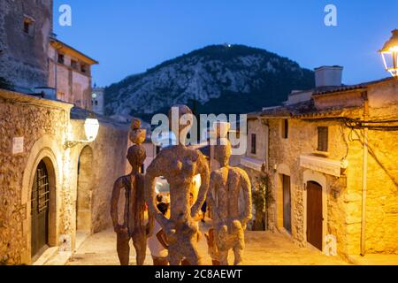 Sculptures figuratives sur les marches de Calvari dans la vieille ville de Pollença, Majorque Banque D'Images