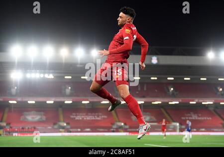 Alex Oxlade-Chamberlain de Liverpool célèbre le cinquième but de son match lors du match de la Premier League à Anfield, Liverpool. Banque D'Images