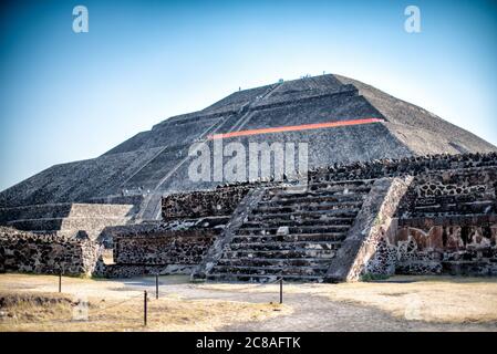 TEOTIHUACAN, Mexique — la pyramide colossale du Soleil domine le paysage du site archéologique de Teotihuacan. Cette structure monumentale, l'une des plus grandes pyramides anciennes des Amériques, témoigne des prouesses architecturales et techniques de cette civilisation précolombienne, située à environ 25 miles au nord-est de Mexico. Banque D'Images