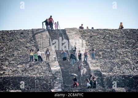 TEOTIHUACAN, Mexique — la pyramide colossale du Soleil domine le paysage du site archéologique de Teotihuacan. Cette structure monumentale, l'une des plus grandes pyramides anciennes des Amériques, témoigne des prouesses architecturales et techniques de cette civilisation précolombienne, située à environ 25 miles au nord-est de Mexico. Banque D'Images