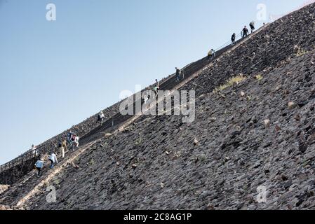 TEOTIHUACAN, Mexique — la pyramide colossale du Soleil domine le paysage du site archéologique de Teotihuacan. Cette structure monumentale, l'une des plus grandes pyramides anciennes des Amériques, témoigne des prouesses architecturales et techniques de cette civilisation précolombienne, située à environ 25 miles au nord-est de Mexico. Banque D'Images