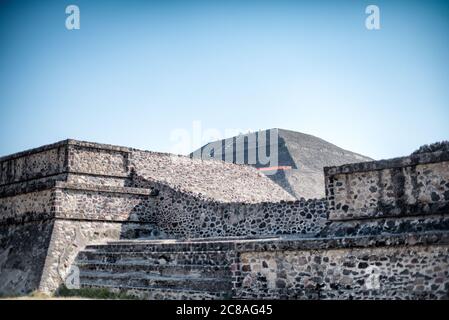 TEOTIHUACAN, Mexique — la pyramide colossale du Soleil domine le paysage du site archéologique de Teotihuacan. Cette structure monumentale, l'une des plus grandes pyramides anciennes des Amériques, témoigne des prouesses architecturales et techniques de cette civilisation précolombienne, située à environ 25 miles au nord-est de Mexico. Banque D'Images