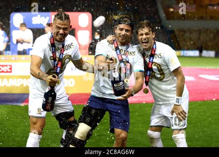 Kalvin Phillips (à gauche) de Leeds United, Gaetano Berardi et Ezgjan Alioski célèbrent la victoire du Championnat après le coup de sifflet final lors du match du championnat Sky Bet à Elland Road, Leeds. Banque D'Images