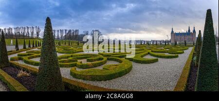 Château de Frederiksborg , avec paysage ornemental arbustes jardinés en premier plan, Hillerod, Danemark Banque D'Images