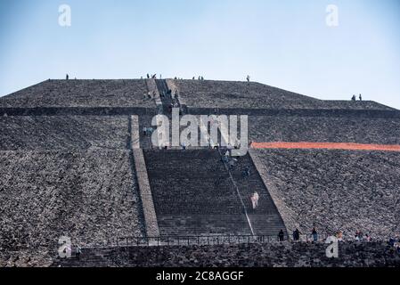 TEOTIHUACAN, Mexique — la pyramide colossale du Soleil domine le paysage du site archéologique de Teotihuacan. Cette structure monumentale, l'une des plus grandes pyramides anciennes des Amériques, témoigne des prouesses architecturales et techniques de cette civilisation précolombienne, située à environ 25 miles au nord-est de Mexico. Banque D'Images