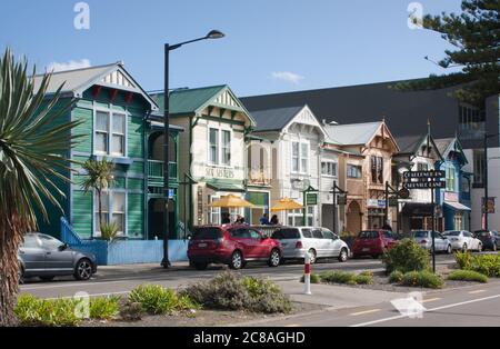 Napier, Nouvelle-Zélande - 20 avril 2017 : Villas victoriennes sur Marine Parade, connues sous le nom de six sœurs. Banque D'Images