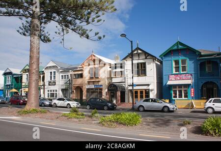 Napier, Nouvelle-Zélande - 20 avril 2017 : Villas victoriennes sur Marine Parade, connues sous le nom de six sœurs. Banque D'Images