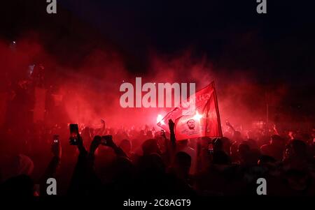 Les fans de Liverpool célèbrent à l'extérieur d'Anfield. Banque D'Images
