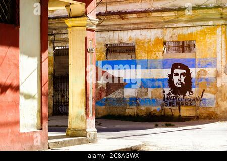 Image du Che Guevara et d'un drapeau cubain sur un ancien bâtiment en décomposition à la Havane Banque D'Images