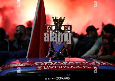 Les fans de Liverpool célèbrent à l'extérieur d'Anfield. Banque D'Images