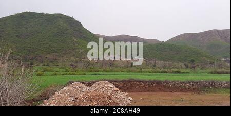 Un magnifique village entre le barrage de Bhasha et le barrage de Tarbela province de KPK Pakistan Banque D'Images