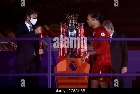 Virgile van Dijk de Liverpool reçoit sa médaille des vainqueurs de la première Ligue lors du match de la première Ligue à Anfield, Liverpool. Banque D'Images