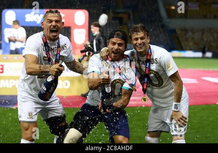 Kalvin Phillips (à gauche), Gaetano Berardi et Ezgjan Alioski de Leeds United célèbrent la victoire du championnat Sky Bet. Banque D'Images