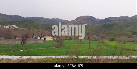 Un magnifique village entre le barrage de Bhasha et le barrage de Tarbela province de KPK Pakistan Banque D'Images