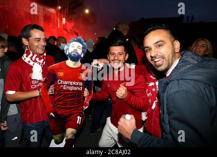 Les fans de Liverpool célèbrent à l'extérieur d'Anfield. Banque D'Images