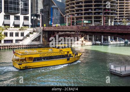 Chicago, Illinois / USA - 11 octobre 2018: Un des Chicagos peu connu système de transport, le Chicago Water taxi fait son chemin dans la ville sur Banque D'Images