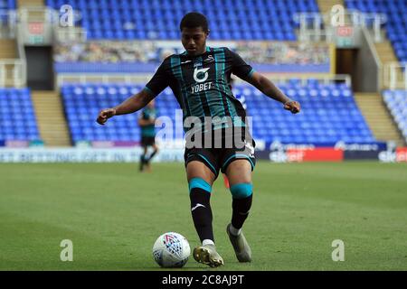 Reading, Royaume-Uni. 22 juillet 2020. Rhian Brewster de Swansea City en action pendant le jeu. EFL Skybet Championship Match, Reading v Swansea City au Madejski Stadium à Reading le mercredi 22 juillet 2020. Cette image ne peut être utilisée qu'à des fins éditoriales. Usage éditorial uniquement, licence requise pour un usage commercial. Aucune utilisation dans les Paris, les jeux ou les publications d'un seul club/ligue/joueur. photo par Steffan Bowen/Andrew Orchard sports photographie/Alay Live news crédit: Andrew Orchard sports photographie/Alay Live News Banque D'Images