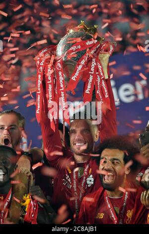 Le capitaine de Liverpool Jordan Henderson lève le trophée de la première ligue après le match de la première ligue à Anfield, Liverpool. Banque D'Images