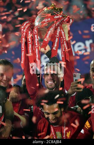 Le capitaine de Liverpool Jordan Henderson lève le trophée de la première ligue après le match de la première ligue à Anfield, Liverpool. Banque D'Images