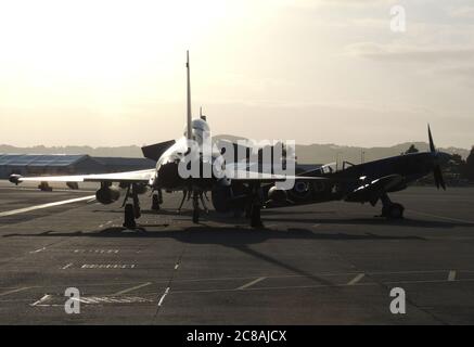 Un Spitfire Supermarine et un typhon Eurofighter - le passé et le présent du 1er Escadron de chasseurs de la Royal Air Force, exposés à la RAF Leuchars en 2012. Banque D'Images