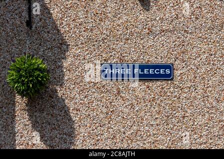 Maison nommée trois Fleeces à Westcliff on Sea, Southend, Essex, Royaume-Uni. Nommez la plaque sur le mur du tiret de galet. Maison, propriété Banque D'Images