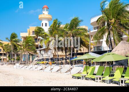 Beach Club au bord de la mer à la ville touristique de Playa del Carmen sur la Riviera Maya Banque D'Images