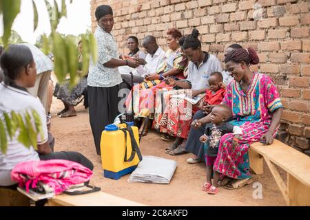 Une travailleuse de vulgarisation agricole éduque les agricultrices et les vend lors d'une réunion de la communauté du village dans le district de Kyotera, en Ouganda. Banque D'Images