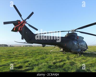 XW210, un hélicoptère moyen Westland Puma HC.1 exploité par la Royal Air Force, au salon aérien de la RAF Leuchars en 2012. Banque D'Images