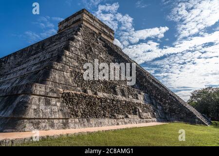 El Castillo ou le Temple de Kukulkan est la plus grande pyramide dans les ruines de la grande ville maya de Chichen Itza, Yucatan, Mexique. Le pré-hispanique Banque D'Images