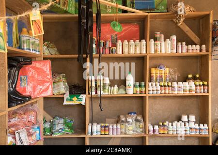 Un petit magasin d'approvisionnement agricole vend des pesticides, des herbicides, des semences de qualité et des engrais aux petits agriculteurs afin d'accroître leur production. Banque D'Images