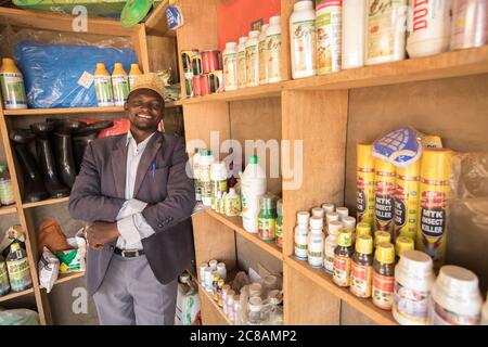 Un petit magasin d'approvisionnement agricole vend des pesticides, des herbicides, des semences de qualité et des engrais aux petits agriculteurs afin d'accroître leur production. Banque D'Images