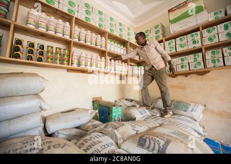 Un petit magasin d'approvisionnement agricole vend des pesticides, des herbicides, des semences de qualité et des engrais aux petits agriculteurs afin d'accroître leur production. Banque D'Images