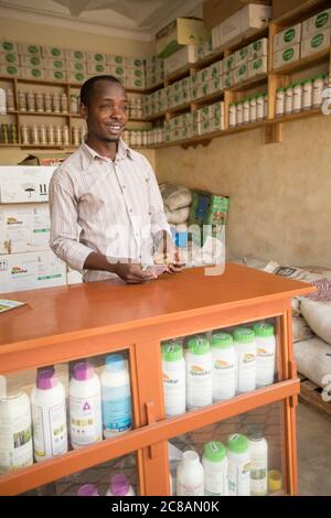 Un petit magasin d'approvisionnement agricole vend des pesticides, des herbicides, des semences de qualité et des engrais aux petits agriculteurs afin d'accroître leur production. Banque D'Images