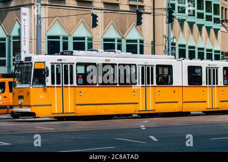 Budapest Hongrie 22 juillet 2020 vue d'un ancien tramway électrique hongrois pour les passagers qui traversent les rues et une partie du système de transports publics Banque D'Images