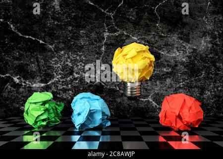 ampoule en papier froissé au-dessus d'autres boules en papier froissé, idée ou concept différent Banque D'Images